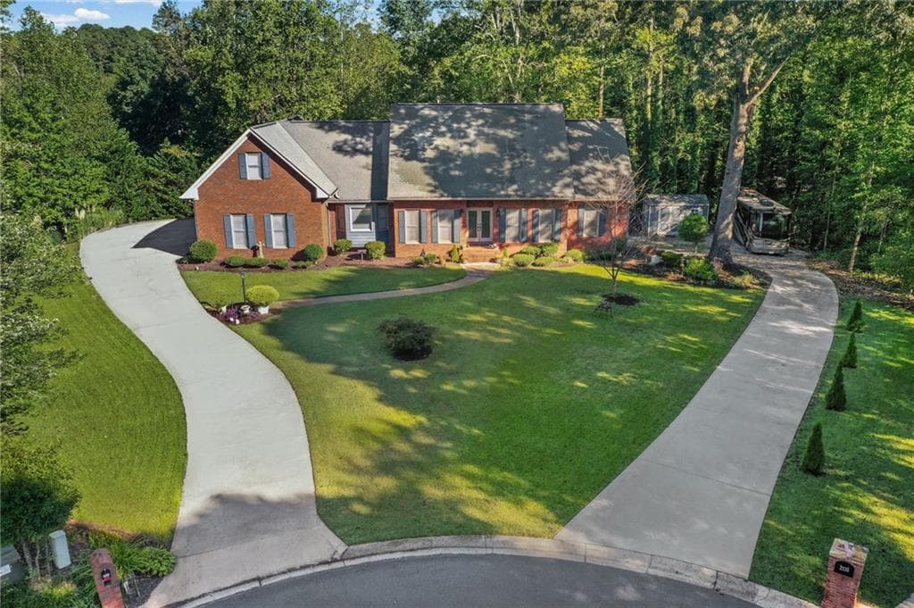 5 bedroom, 5 bathroom, 4,855 sq ft single family residence for sale at 2535 Kings Court, Cumming, GA 30040 — photo 6
