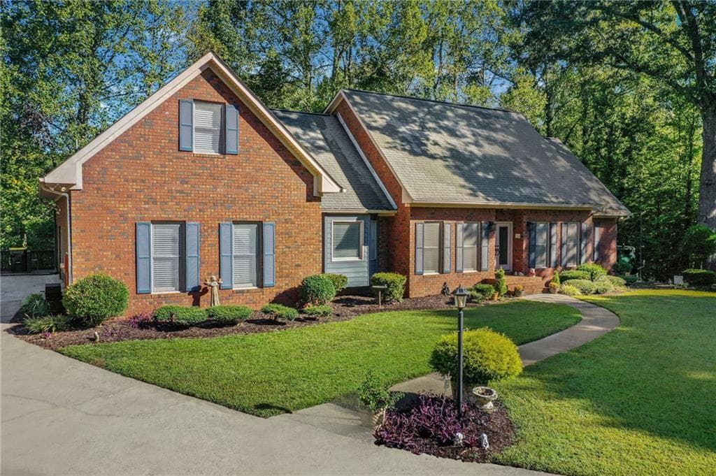 5 bedroom, 5 bathroom, 4,855 sq ft single family residence for sale at 2535 Kings Court, Cumming, GA 30040 — photo 7
