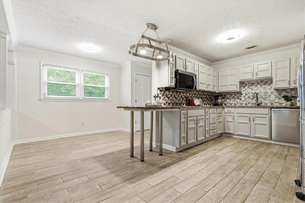 4 bedroom, 3 bathroom, 2,553 sq ft single family residence for sale at 3772 Ardsley Court, Marietta, GA 30062 — photo 5