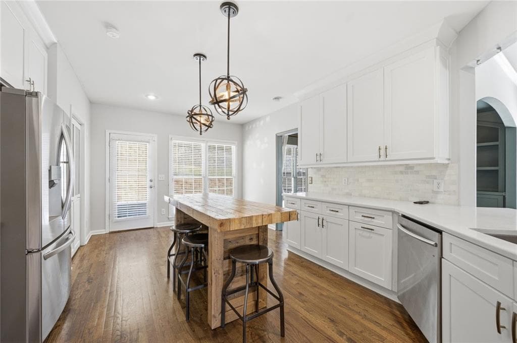 3 bedroom, 3 bathroom, 4,496 sq ft single family residence for sale at 2041 Castlemaine Circle, Woodstock, GA 30189 — photo 2