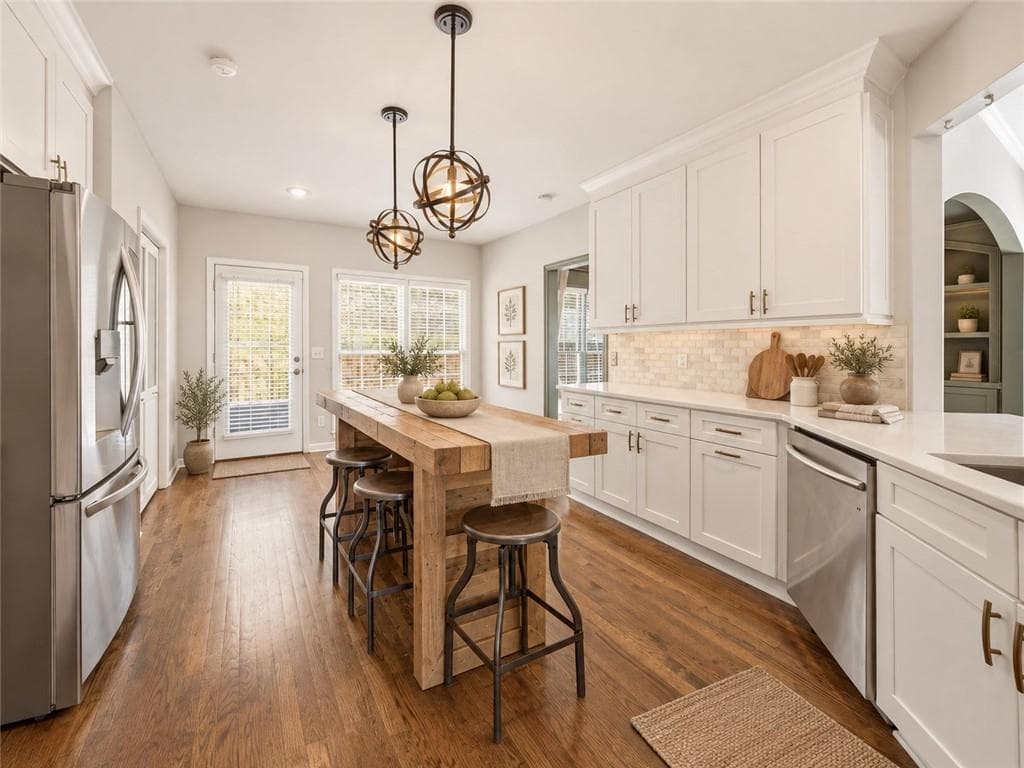 3 bedroom, 3 bathroom, 4,496 sq ft single family residence for sale at 2041 Castlemaine Circle, Woodstock, GA 30189 — photo 3