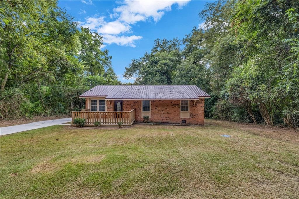 3 bedroom, 1 bathroom, 1,025 sq ft single family residence for sale at 414 West Richland Ave, Greensboro, GA 30642