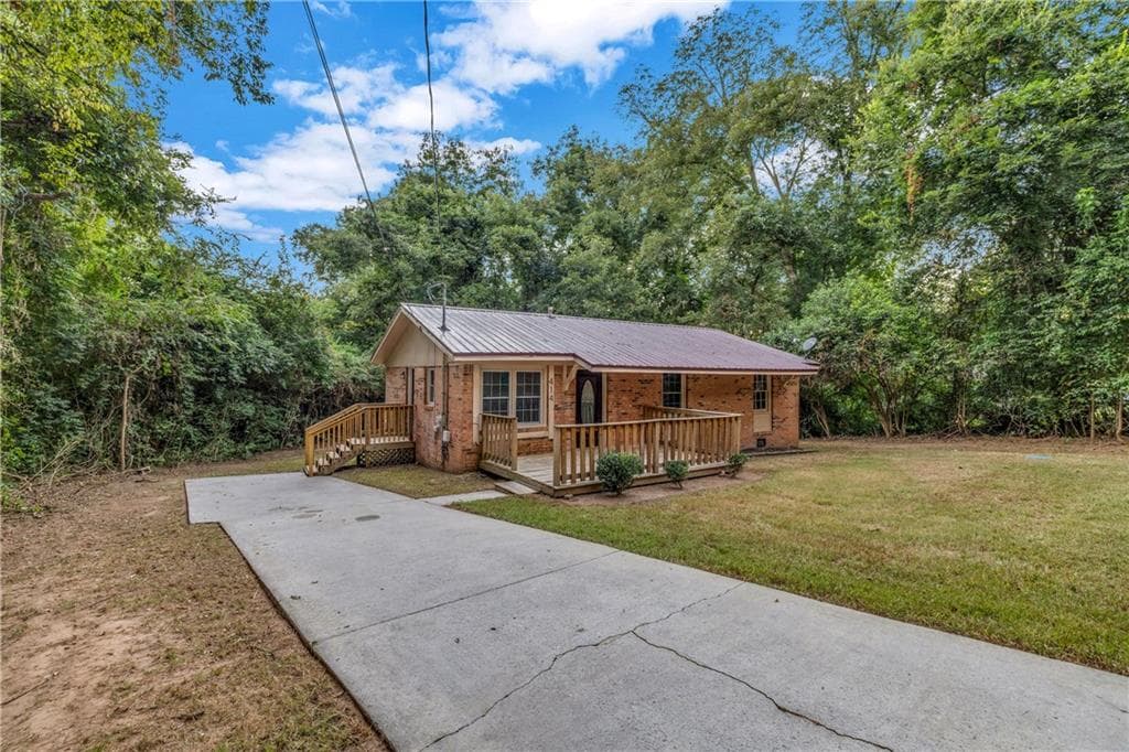 3 bedroom, 1 bathroom, 1,025 sq ft single family residence for sale at 414 West Richland Ave, Greensboro, GA 30642 — photo 2