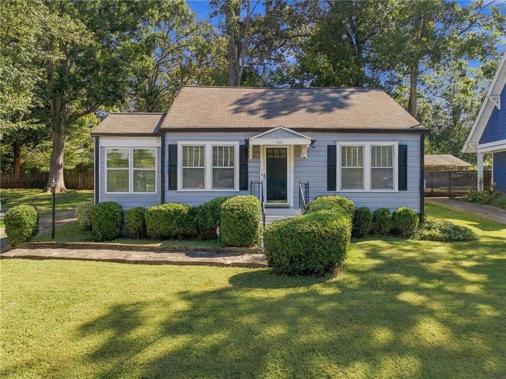 2 bedroom, 1 bathroom, 841 sq ft single family residence for sale at 425 Leonardo Avenue, Atlanta, GA 30307