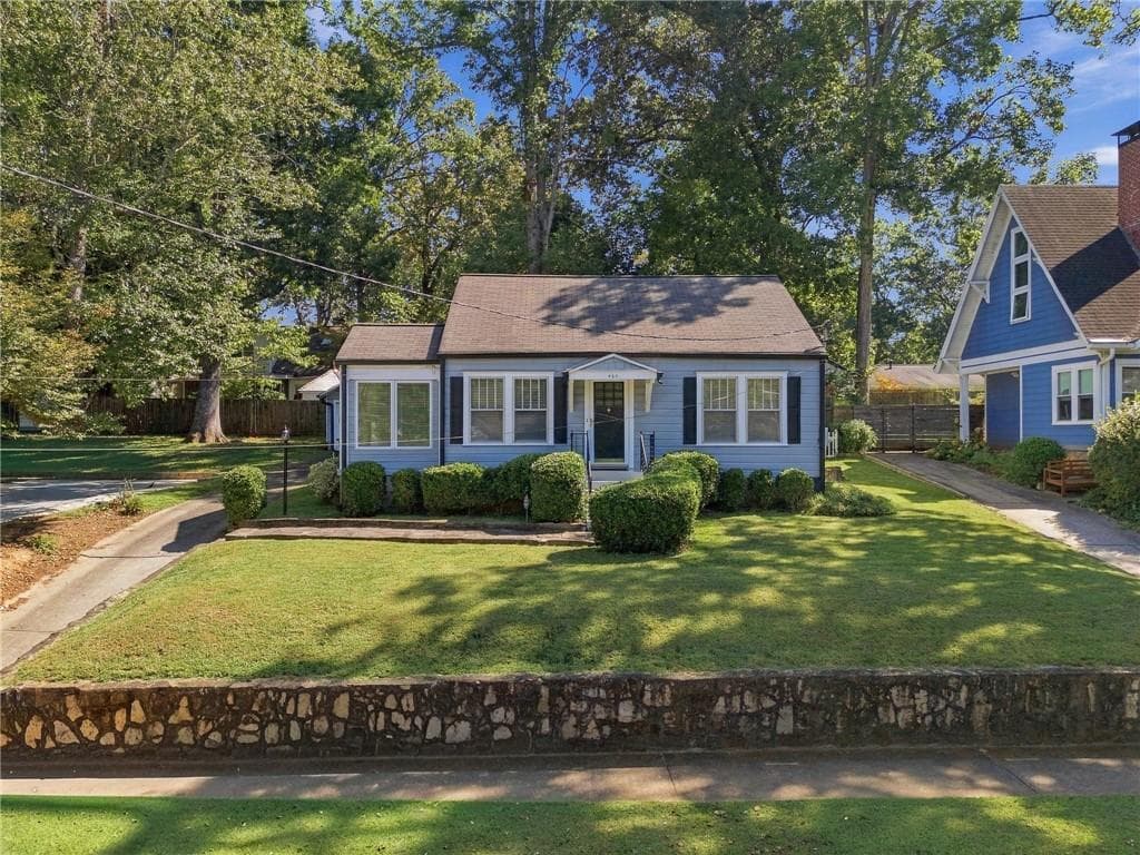 2 bedroom, 1 bathroom, 841 sq ft single family residence for sale at 425 Leonardo Avenue, Atlanta, GA 30307 — photo 2