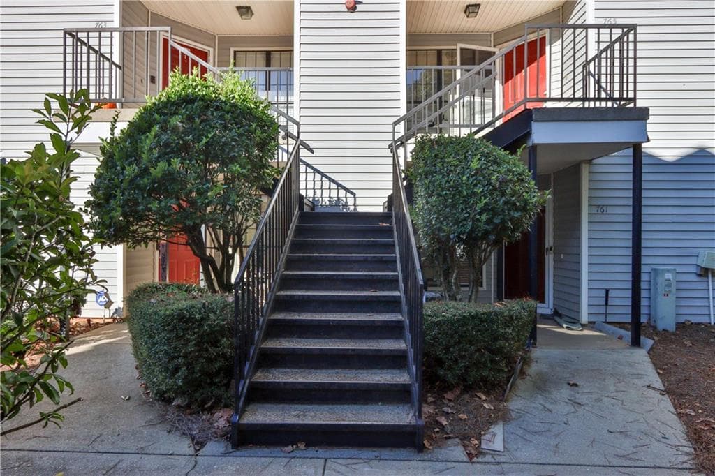 3 bedroom, 2 bathroom, 1,060 sq ft condominium for sale at 765 Windchase Lane, Stone Mountain, GA 30083