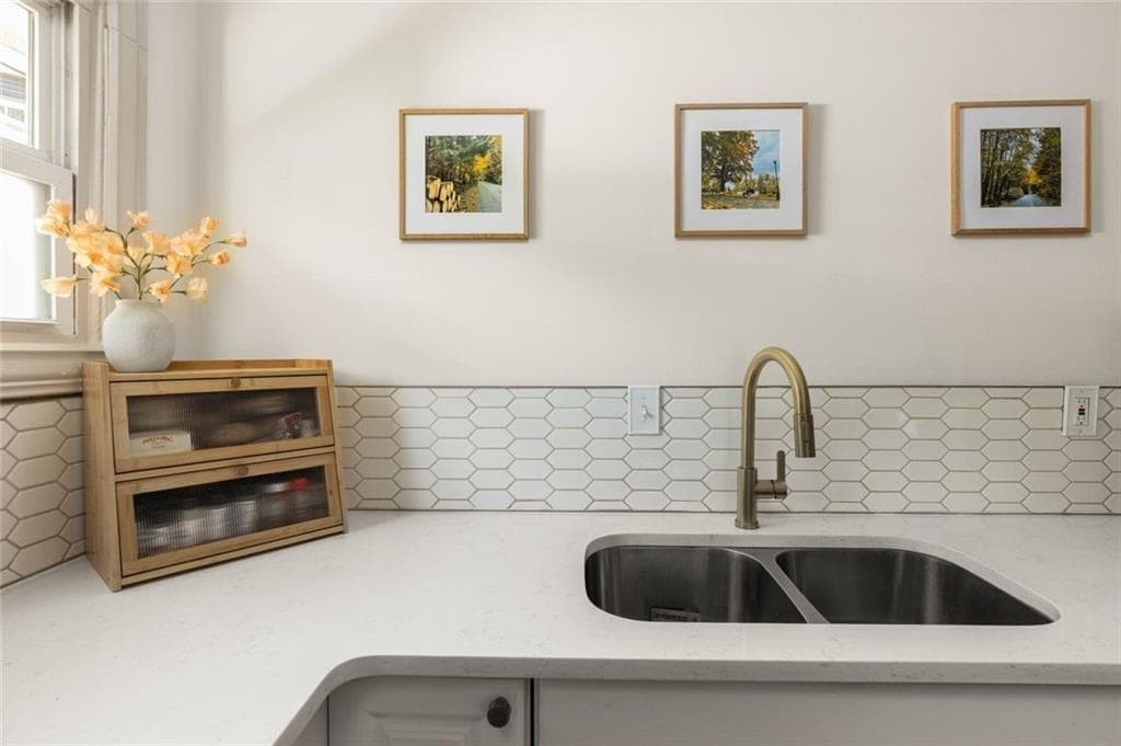 3 bedroom, 2 bathroom, 1,300 sq ft single family residence for sale at 655 S Grand Avenue, Atlanta, GA 30318 — photo 6