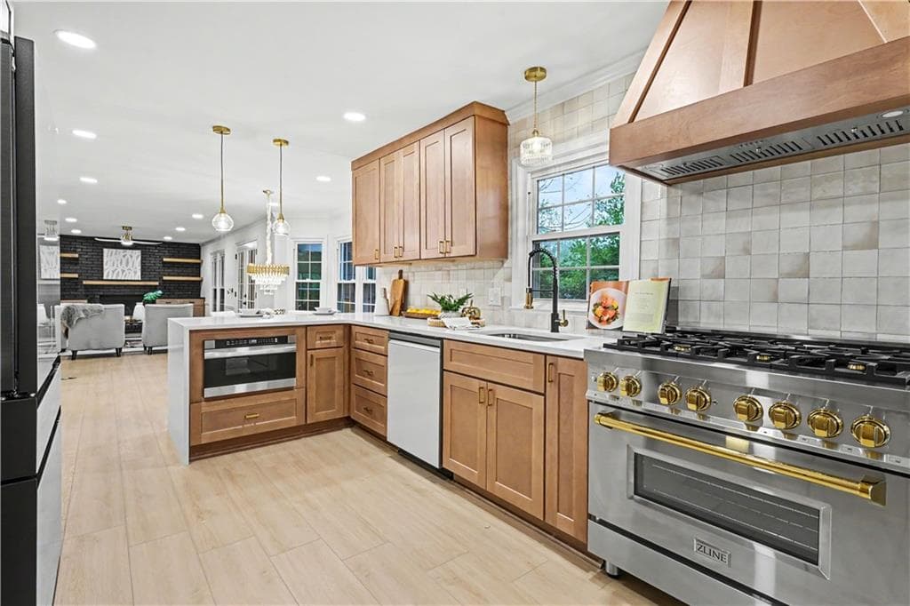 5 bedroom, 3 bathroom, 4,244 sq ft single family residence for sale at 1498 Meadowcreek Court, Dunwoody, GA 30338 — photo 4