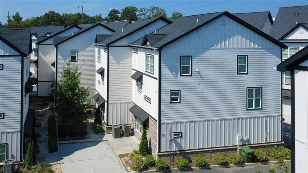 3 bedroom, 4 bathroom, 1,839 sq ft townhouse for sale at 1981 Sea Cove Point, Atlanta, GA 30318 — photo 2
