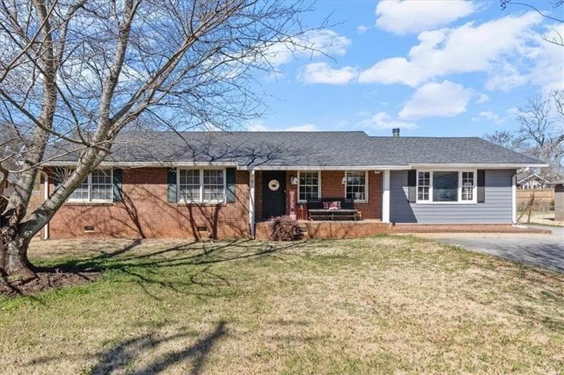 4 bedroom, 2 bathroom, 1,704 sq ft single family residence for sale at 213 Cook Street, Cartersville, GA 30120 — photo 2
