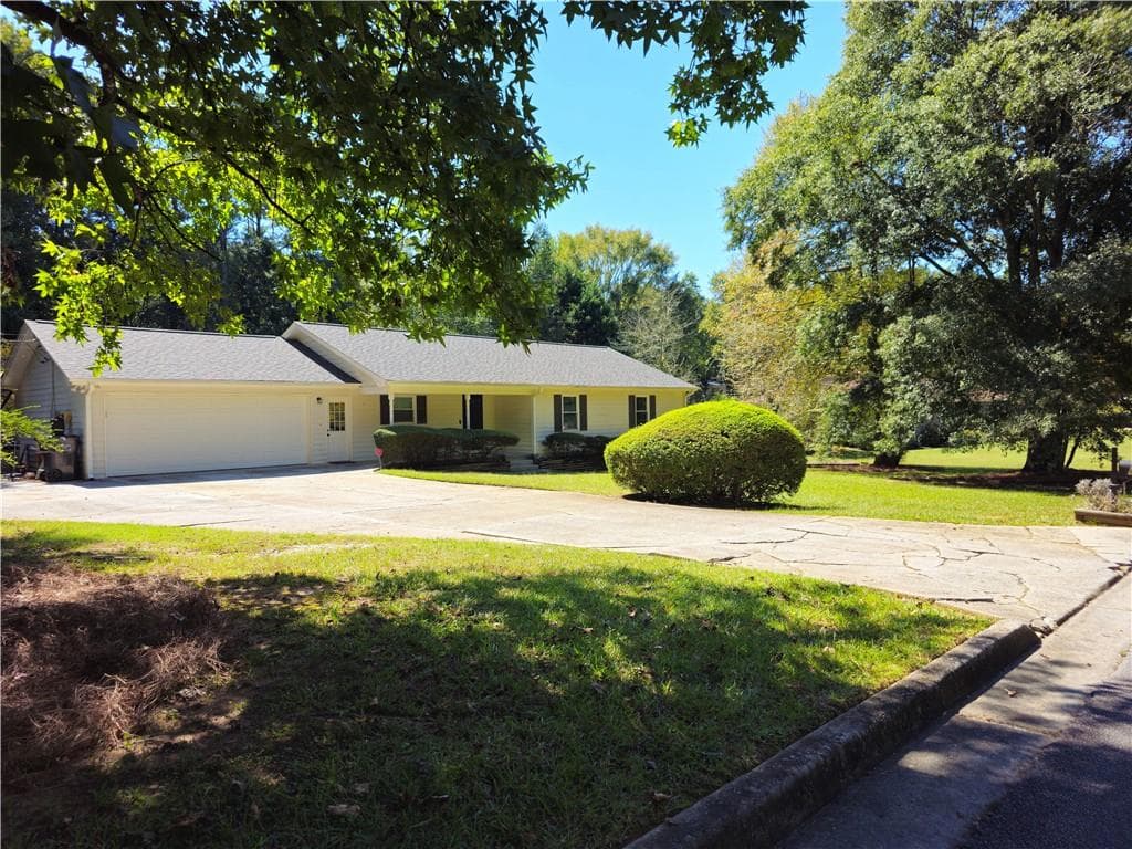 3 bedroom, 2 bathroom, 1,662 sq ft single family residence for sale at 690 Kirkus Drive, Conyers, GA 30094 — photo 3