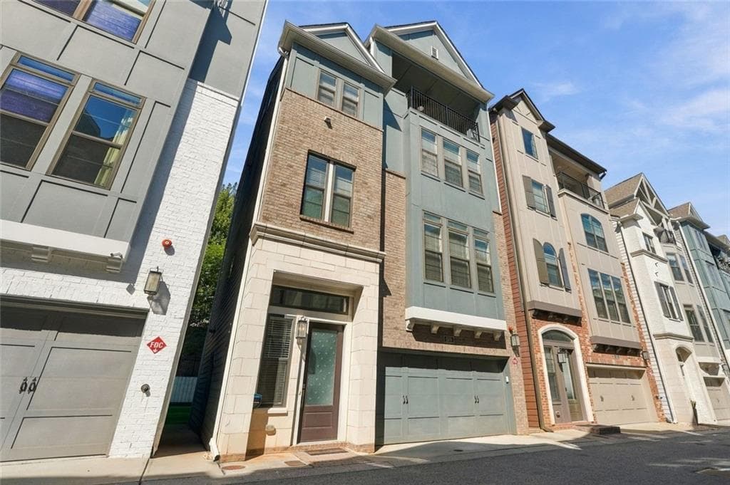 3 bedroom, 5 bathroom, 2,505 sq ft single family residence for sale at 579 Broadview Place, Atlanta, GA 30324 — photo 2