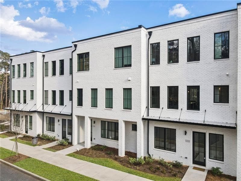 3 bedroom, 4 bathroom, 2,190 sq ft townhouse for sale at 2202 Carlton Court, Atlanta, GA 30318 — photo 2