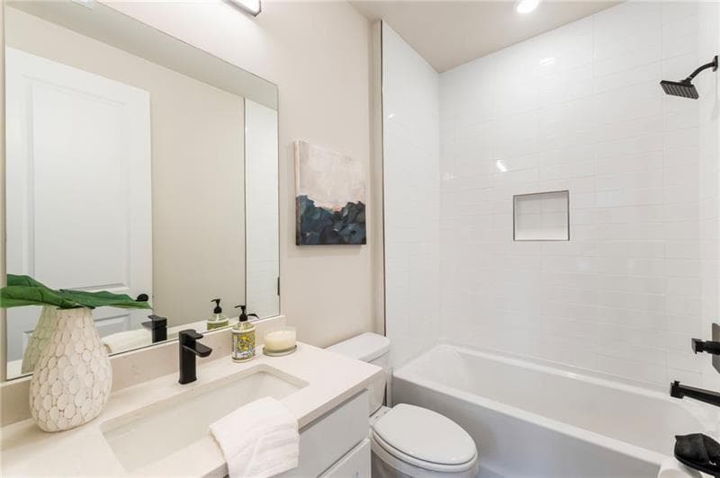 3 bedroom, 4 bathroom, 2,190 sq ft townhouse for sale at 2202 Carlton Court, Atlanta, GA 30318 — photo 7