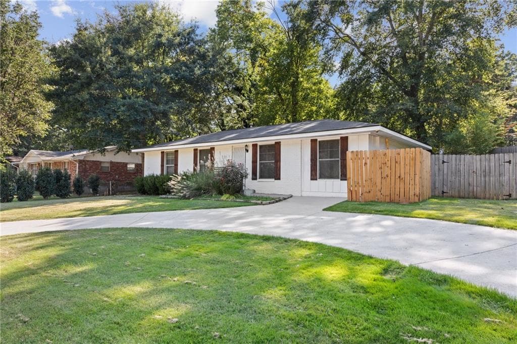 3 bedroom, 2 bathroom, 1,300 sq ft single family residence for sale at 740 Tara Circle, Atlanta, GA 30354 — photo 2