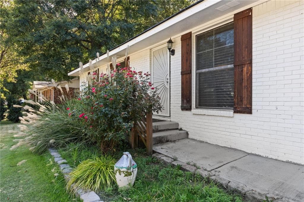 3 bedroom, 2 bathroom, 1,300 sq ft single family residence for sale at 740 Tara Circle, Atlanta, GA 30354 — photo 3