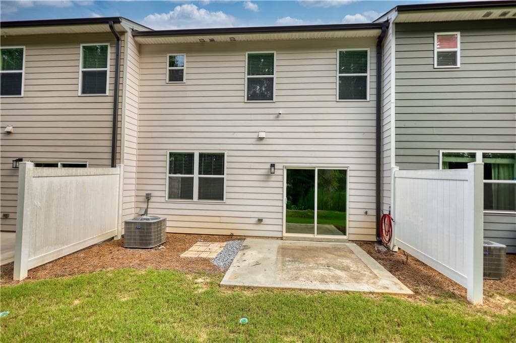 3 bedroom, 3 bathroom, 1,912 sq ft townhouse for sale at 5137 Sidney Square Drive, Flowery Branch, GA 30542 — photo 6