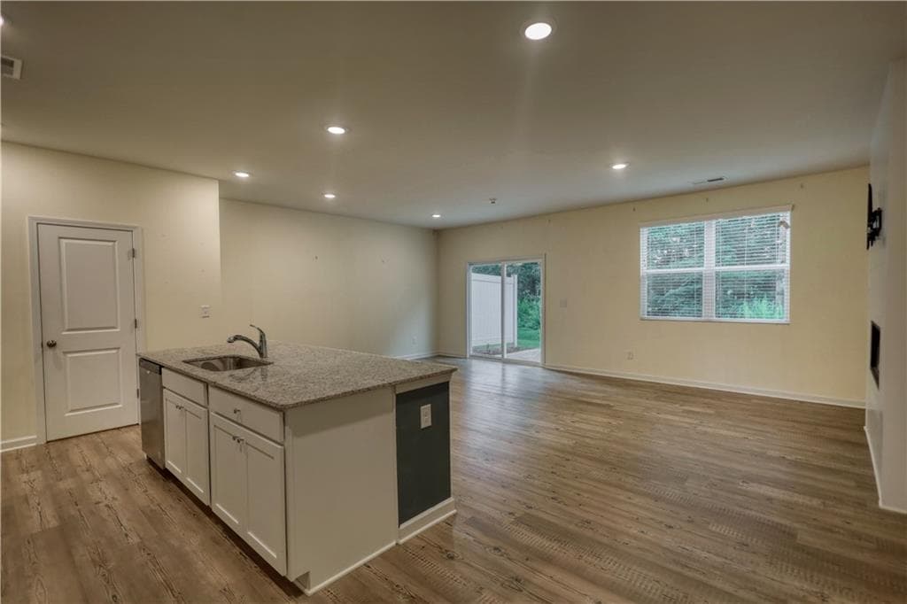 3 bedroom, 3 bathroom, 1,912 sq ft townhouse for sale at 5137 Sidney Square Drive, Flowery Branch, GA 30542 — photo 7