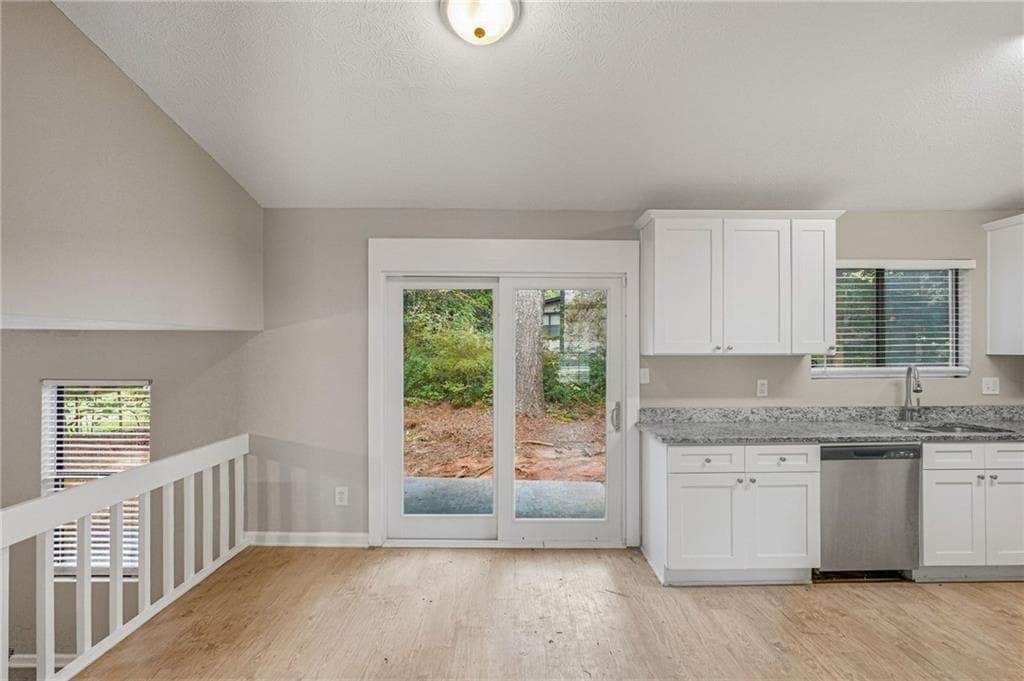 4 bedroom, 2 bathroom, 1,430 sq ft single family residence for sale at 5130 S Woodbridge Trail, Stone Mountain, GA 30088 — photo 6