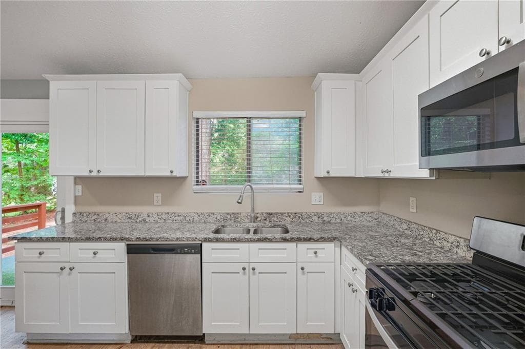 4 bedroom, 2 bathroom, 1,430 sq ft single family residence for sale at 5130 S Woodbridge Trail, Stone Mountain, GA 30088 — photo 8