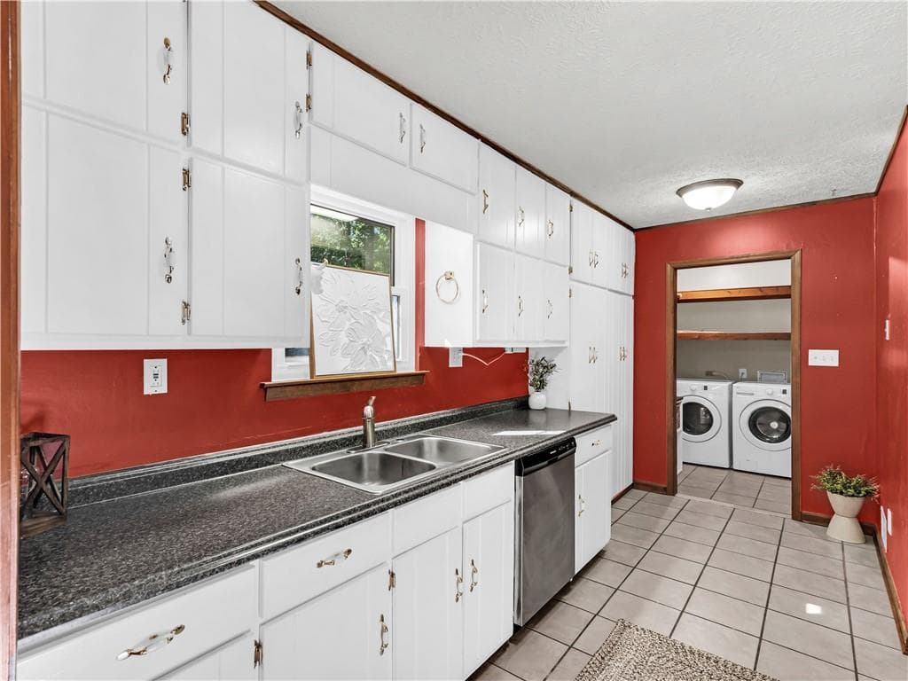 3 bedroom, 2 bathroom, 1,593 sq ft single family residence for sale at 2735 Austin Lane, Jonesboro, GA 30236 — photo 8