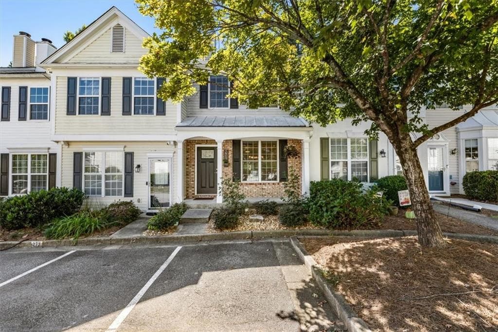 2 bedroom, 3 bathroom, 1,184 sq ft townhouse for sale at 273 Devonshire Drive, Roswell, GA 30022