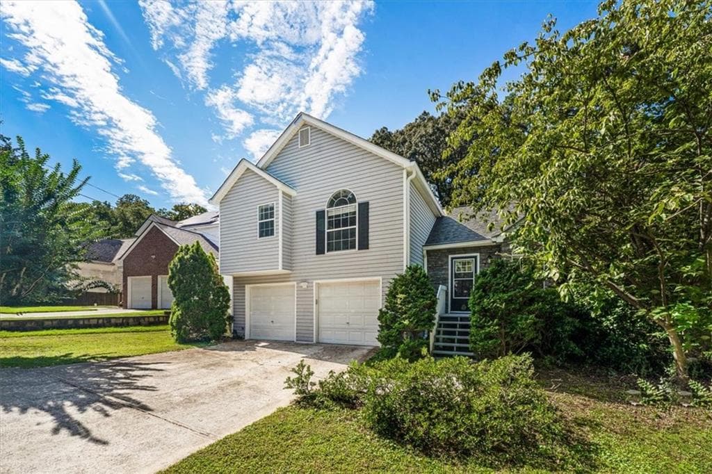 3 bedroom, 3 bathroom, 1,120 sq ft single family residence for sale at 3427 Parkview Place, Hapeville, GA 30354 — photo 3