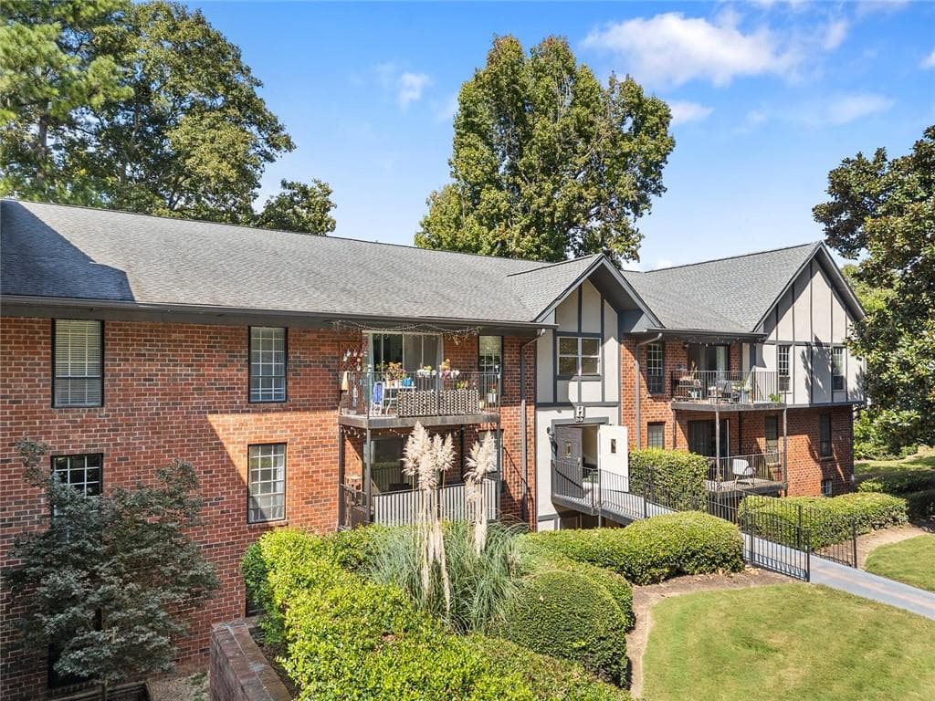 2 bedroom, 2 bathroom, 1,206 sq ft condominium for sale at 6851 Roswell Road H28, Sandy Springs, GA 30328