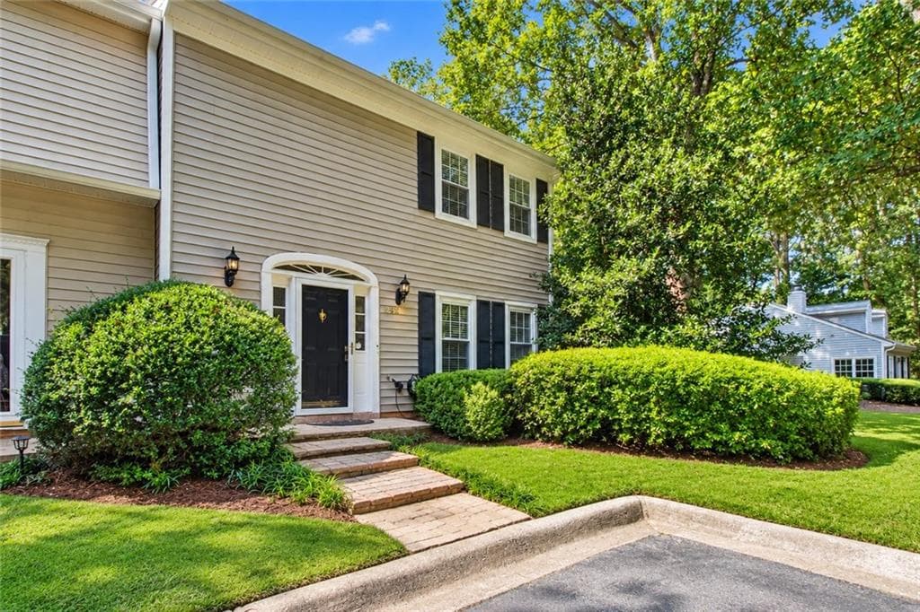 3 bedroom, 3 bathroom, 1,680 sq ft townhouse for sale at 849 Heritage Square, Decatur, GA 30033 — photo 1 of 35