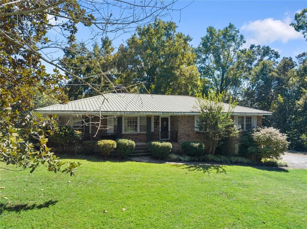 4 bedroom, 3 bathroom, 3,770 sq ft single family residence for sale at 612 Habersham Mills Road, Demorest, GA 30535 — photo 3