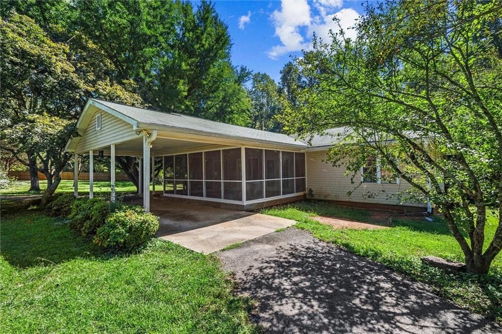 3 bedroom, 2 bathroom, 1,500 sq ft single family residence for sale at 7447 Old Cornelia Highway, Alto, GA 30510 — photo 2
