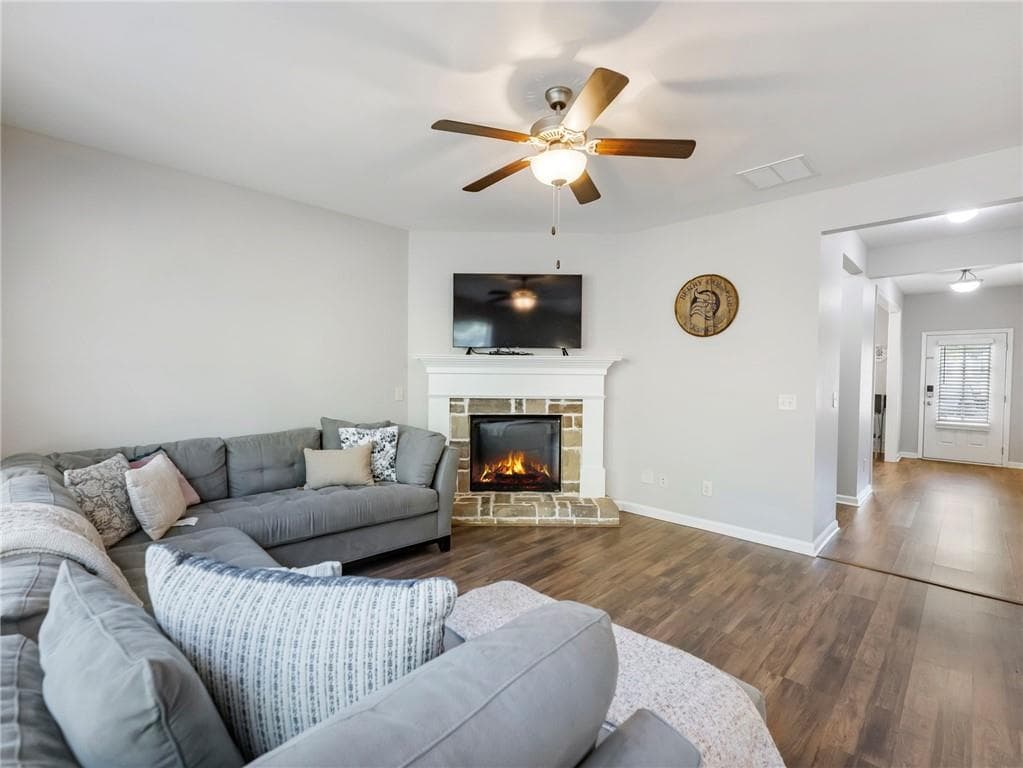 3 bedroom, 3 bathroom, 2,155 sq ft single family residence for sale at 5907 Waterway Place, Flowery Branch, GA 30542 — photo 7