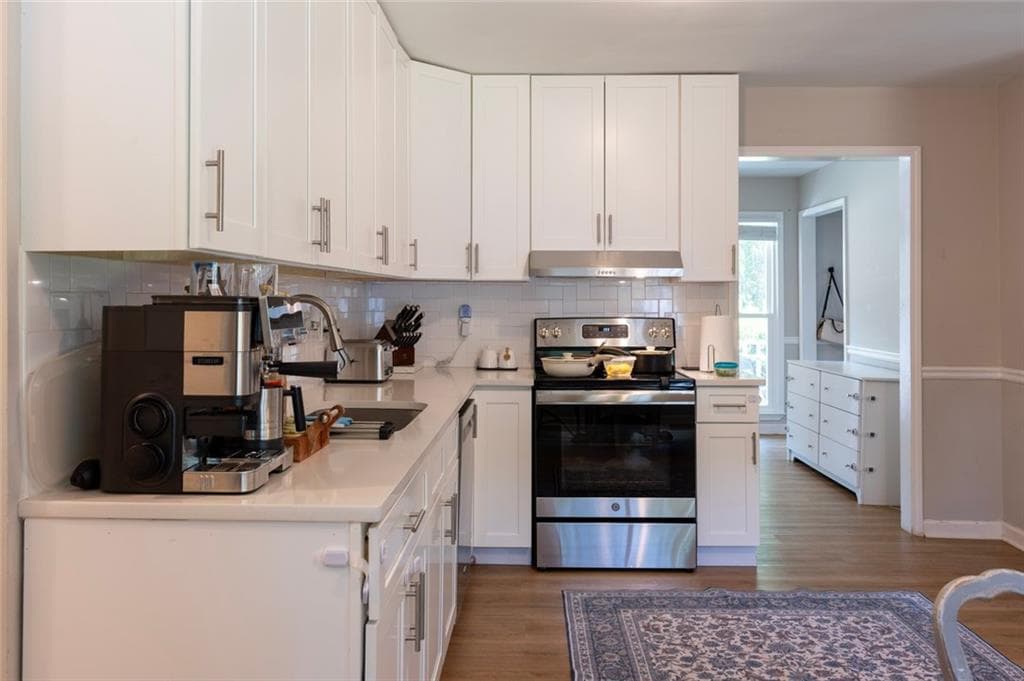 4 bedroom, 3 bathroom, 2,460 sq ft single family residence for sale at 4985 Bent Creek Court, Sugar Hill, GA 30518 — photo 8