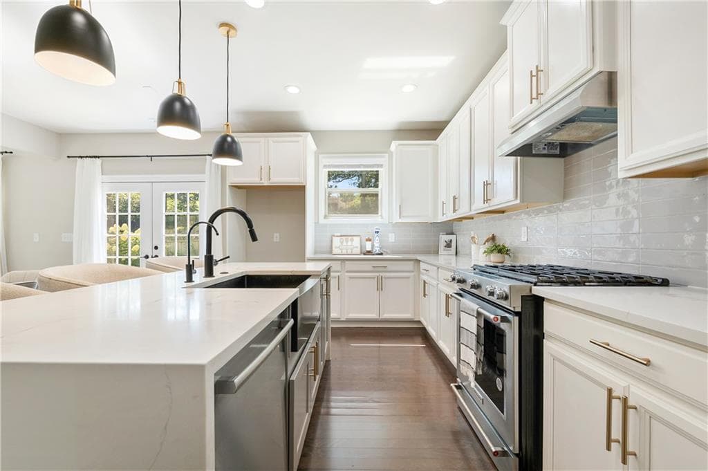 4 bedroom, 4 bathroom, 2,760 sq ft single family residence for sale at 2049 Lakeview Bend Way, Buford, GA 30519 — photo 6