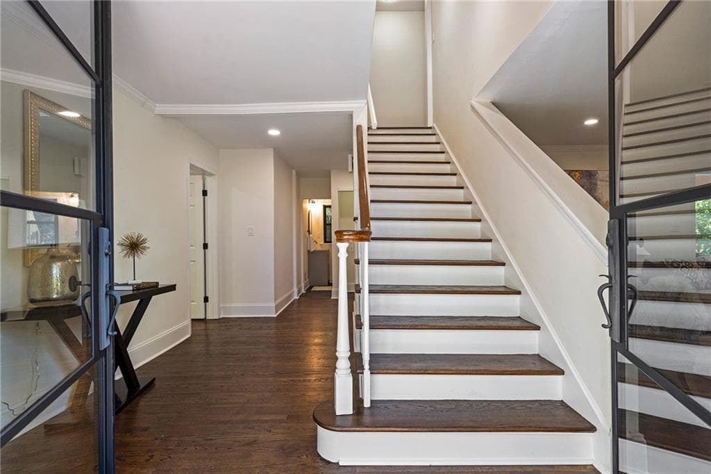 5 bedroom, 6 bathroom, 4,289 sq ft single family residence for sale at 1559 Peachtree Battle Avenue, Atlanta, GA 30327 — photo 2