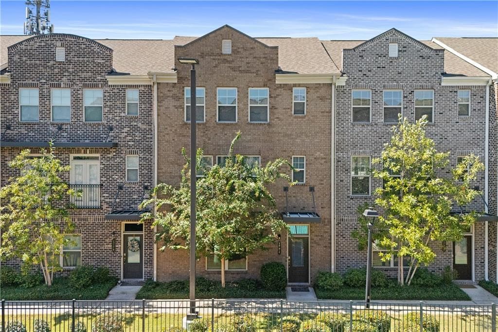 3 bedroom, 3 bathroom, 2,404 sq ft townhouse for sale at 1774 Samantha Bend, Chamblee, GA 30341