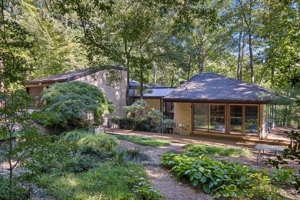 4 bedroom, 5 bathroom, 3,914 sq ft single family residence for sale at 114 River Park Drive, Atlanta, GA 30328 — photo 2