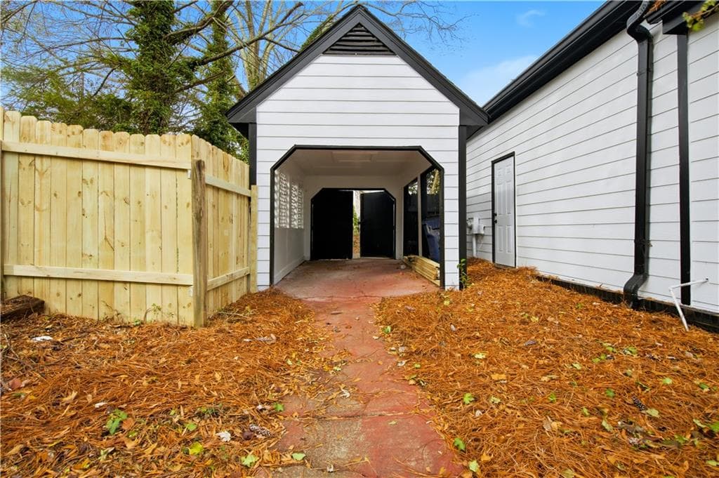 4 bedroom, 3 bathroom, 5,113 sq ft single family residence for sale at 1044 Little Willeo Road, Marietta, GA 30068 — photo 4