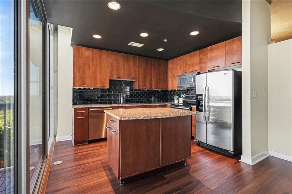 1 bedroom, 1 bathroom, 776 sq ft condominium for sale at 3300 Windy Ridge Parkway 1419, Atlanta, GA 30339 — photo 3