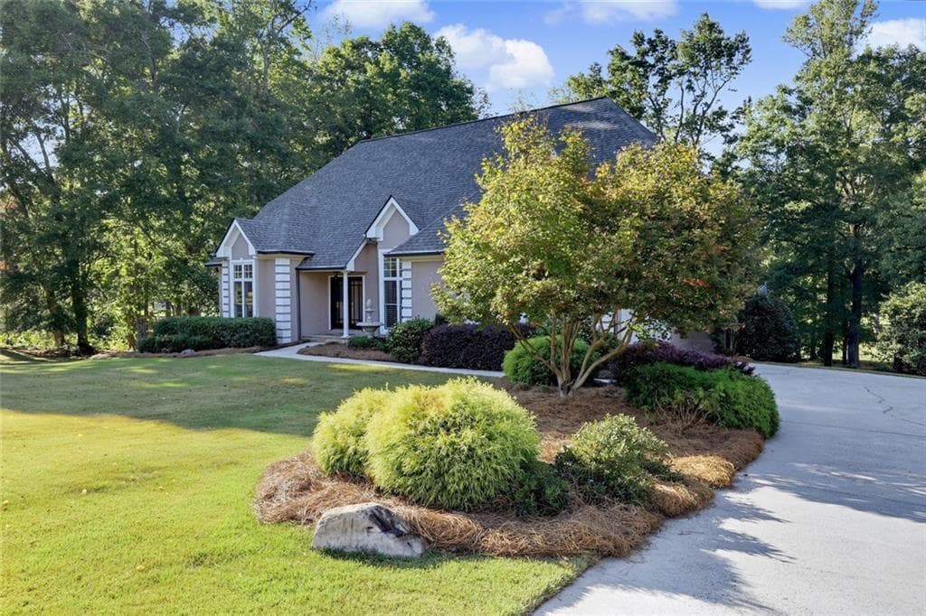 3 bedroom, 3 bathroom, 3,817 sq ft single family residence for sale at 884 Fairway Drive, Monroe, GA 30655 — photo 2