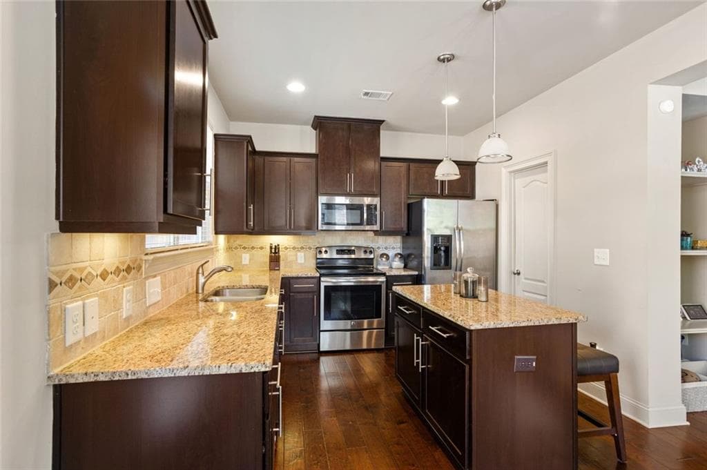 3 bedroom, 3 bathroom, 2,004 sq ft townhouse for sale at 2390 Whiteoak Court, Smyrna, GA 30080 — photo 3