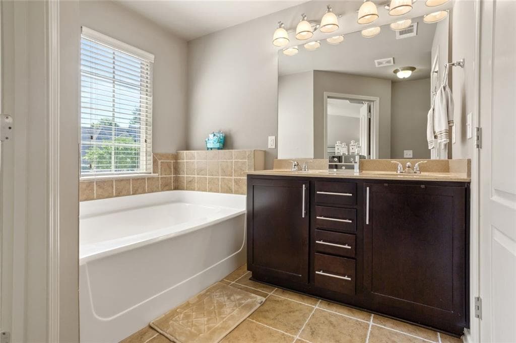 3 bedroom, 3 bathroom, 2,004 sq ft townhouse for sale at 2390 Whiteoak Court, Smyrna, GA 30080 — photo 6