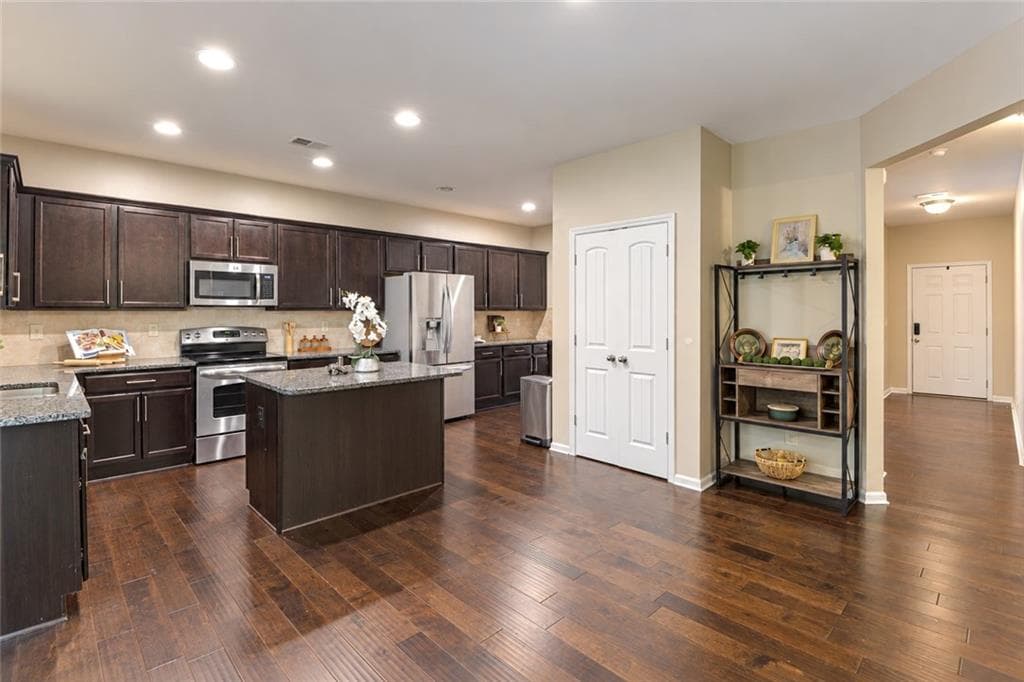 5 bedroom, 4 bathroom, 2,390 sq ft single family residence for rent at 902 Whitfield Oak Road, Auburn, GA 30011 for $2,500 a month — photo 4
