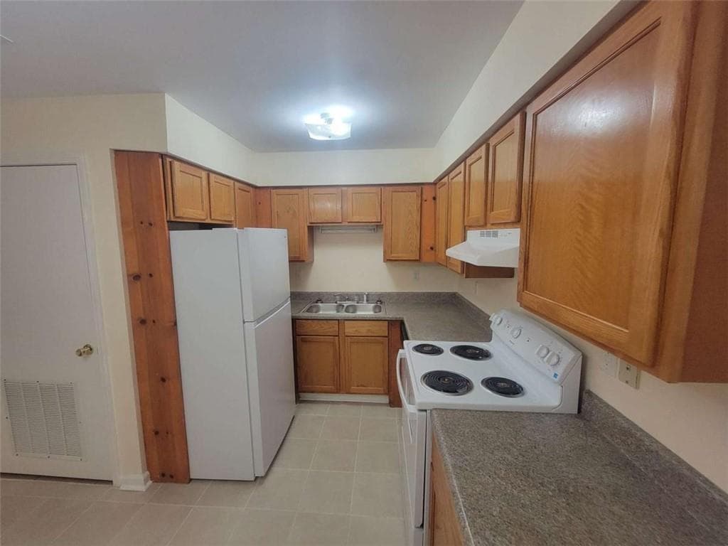 2 bedroom, 2 bathroom, 1,024 sq ft townhouse for sale at 2674 Evans Mill Drive, Lithonia, GA 30058 — photo 2