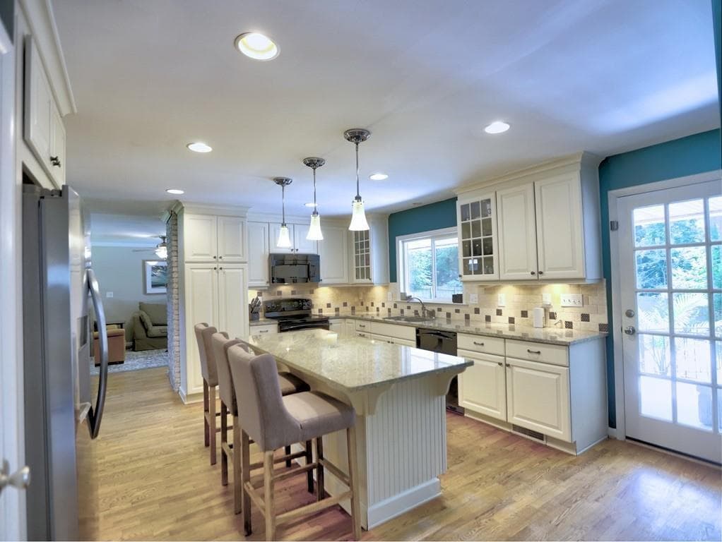 3 bedroom, 2 bathroom, 2,325 sq ft single family residence for rent at 715 Glenforest Road, Sandy Springs, GA 30328 for $4,500 a month — photo 8