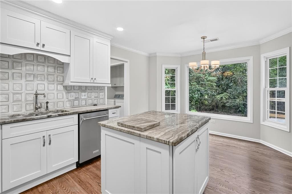 3 bedroom, 2 bathroom, 2,204 sq ft single family residence for sale at 1761 Canton Hills Circle, Marietta, GA 30062 — photo 6