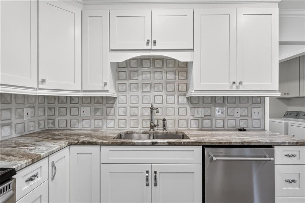 3 bedroom, 2 bathroom, 2,204 sq ft single family residence for sale at 1761 Canton Hills Circle, Marietta, GA 30062 — photo 7