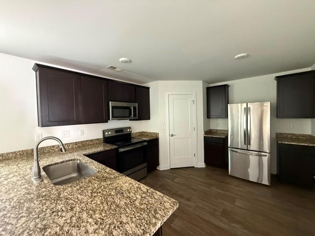 5 bedroom, 3 bathroom, 3,490 sq ft single family residence for sale at 1104 Laflor Way, Mcdonough, GA 30253 — photo 6