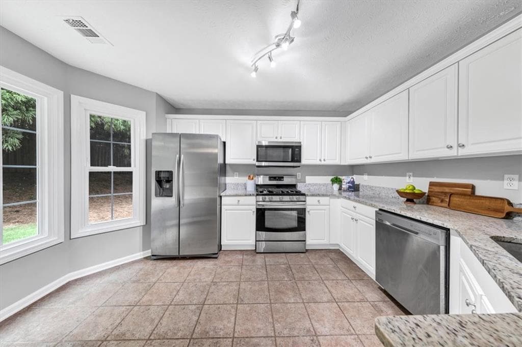 3 bedroom, 2 bathroom, 2,007 sq ft single family residence for sale at 13460 Avensong Crossing, Milton, GA 30004 — photo 10
