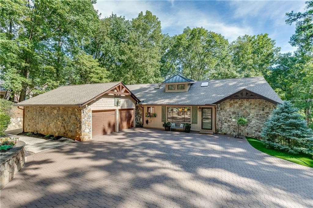 7 bedroom, 4 bathroom, 6,198 sq ft single family residence for sale at 7565 Shadburn Ferry Road, Cumming, GA 30041 — photo 2